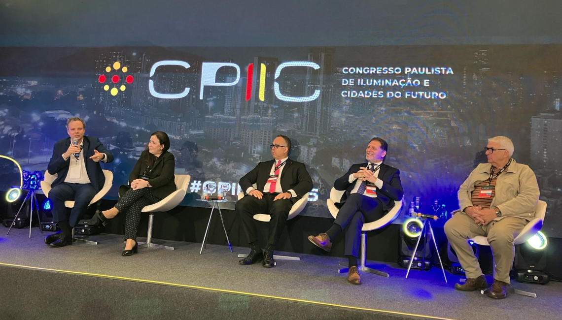 Ipem-SP marca presença em evento sobre iluminação pública e cidades inteligentes em Campinas